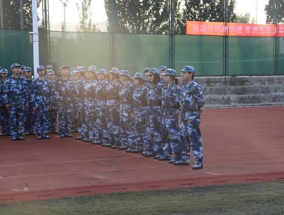 图片包含 户外, 草, 站, 橙子 AI 生成的内容可能不正确。